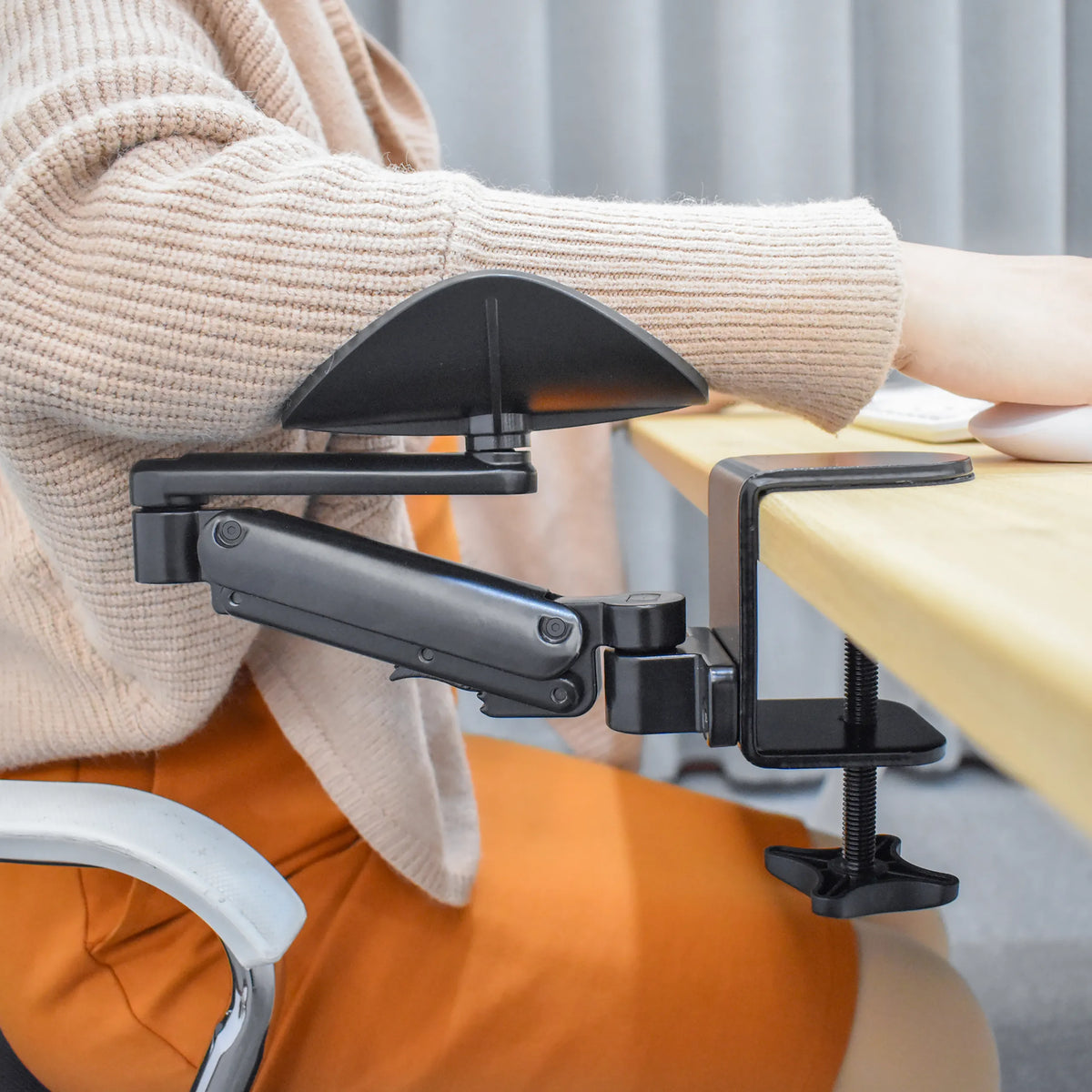 Accoudoir RELEX RT1 noir et réglable en hauteur avec pince de table et bras articulé de hjh OFFICE