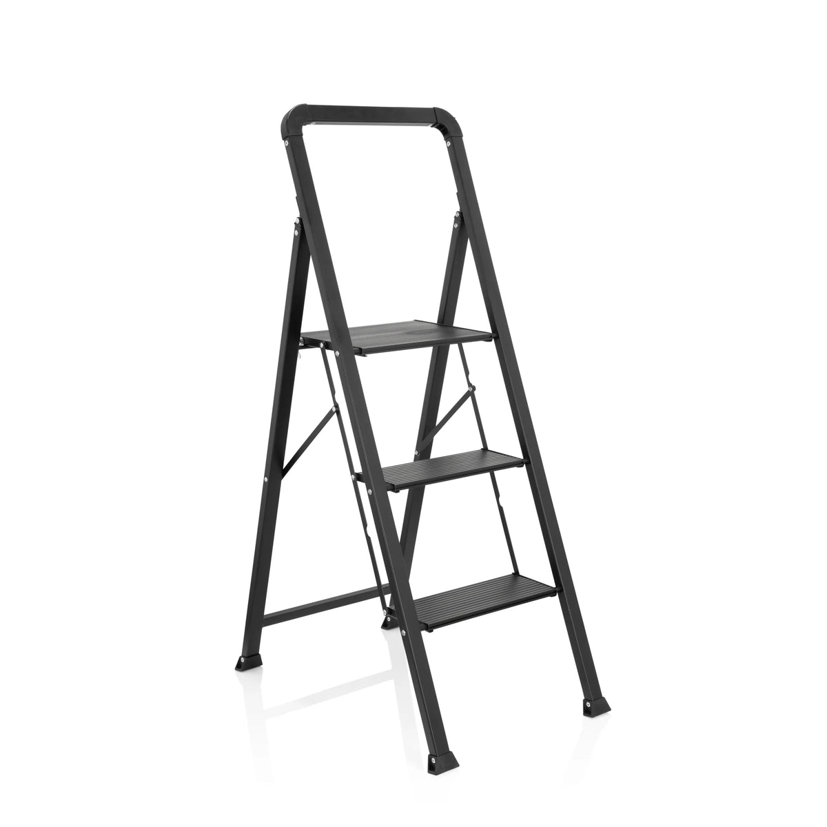 Échelle pliante SOLID W6 noire avec trois marches et une poignée de hjh OFFICE – vue à 360° (vue de trois quarts avant 40°)