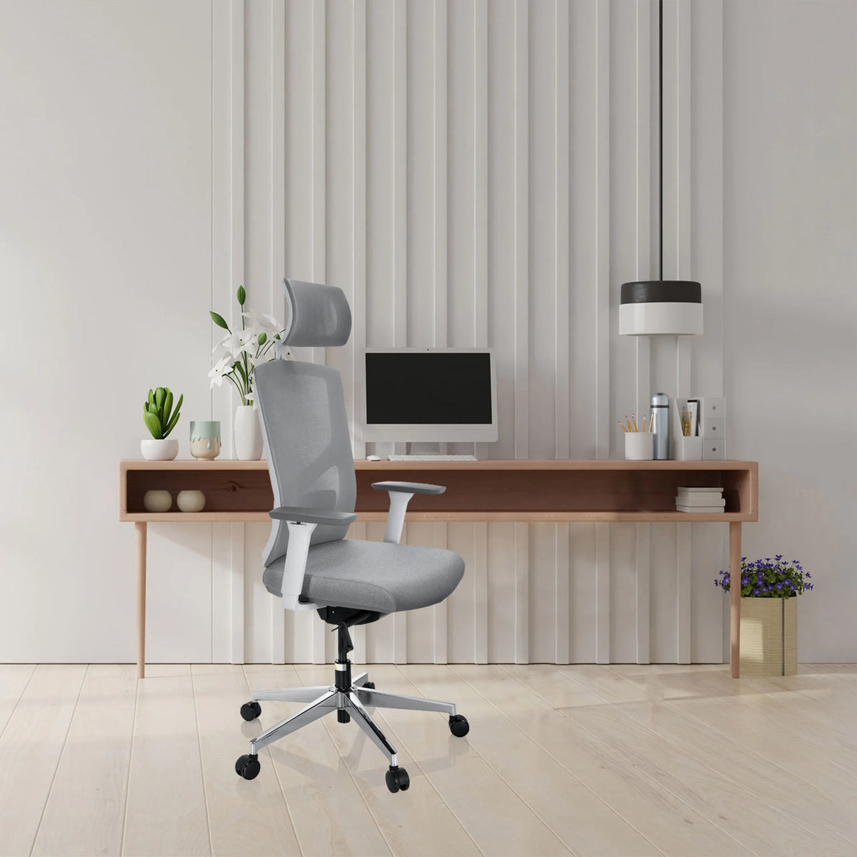 Siège de bureau de qualité professionnelle BRETON PRO W gris avec appuie-tête et accoudoirs devant un bureau minimaliste de hjh OFFICE