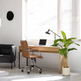 Plante artificielle verte BANANE I dans un pot clair à côté d'un bureau de hjh OFFICE