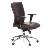 Siège de direction de luxe MURANO 10 marron foncé avec accoudoirs et base à cinq roulettes de hjh OFFICE – vue à 360° (vue de trois quarts avant 60°)