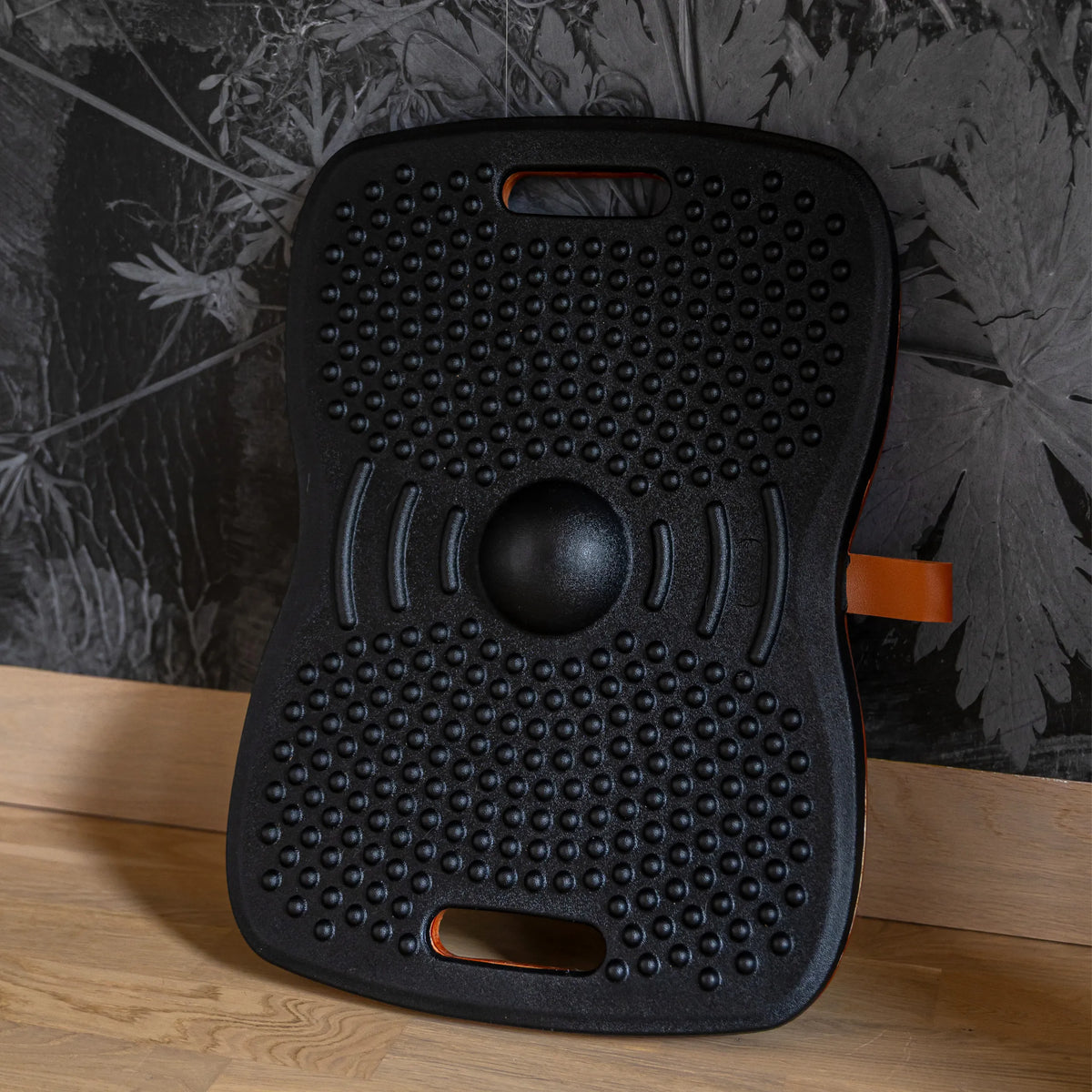 Strukturierte Oberfläche des Balance Boards ACTIV in Schwarz mit Noppen und zentraler Wölbung von hjh OFFICE