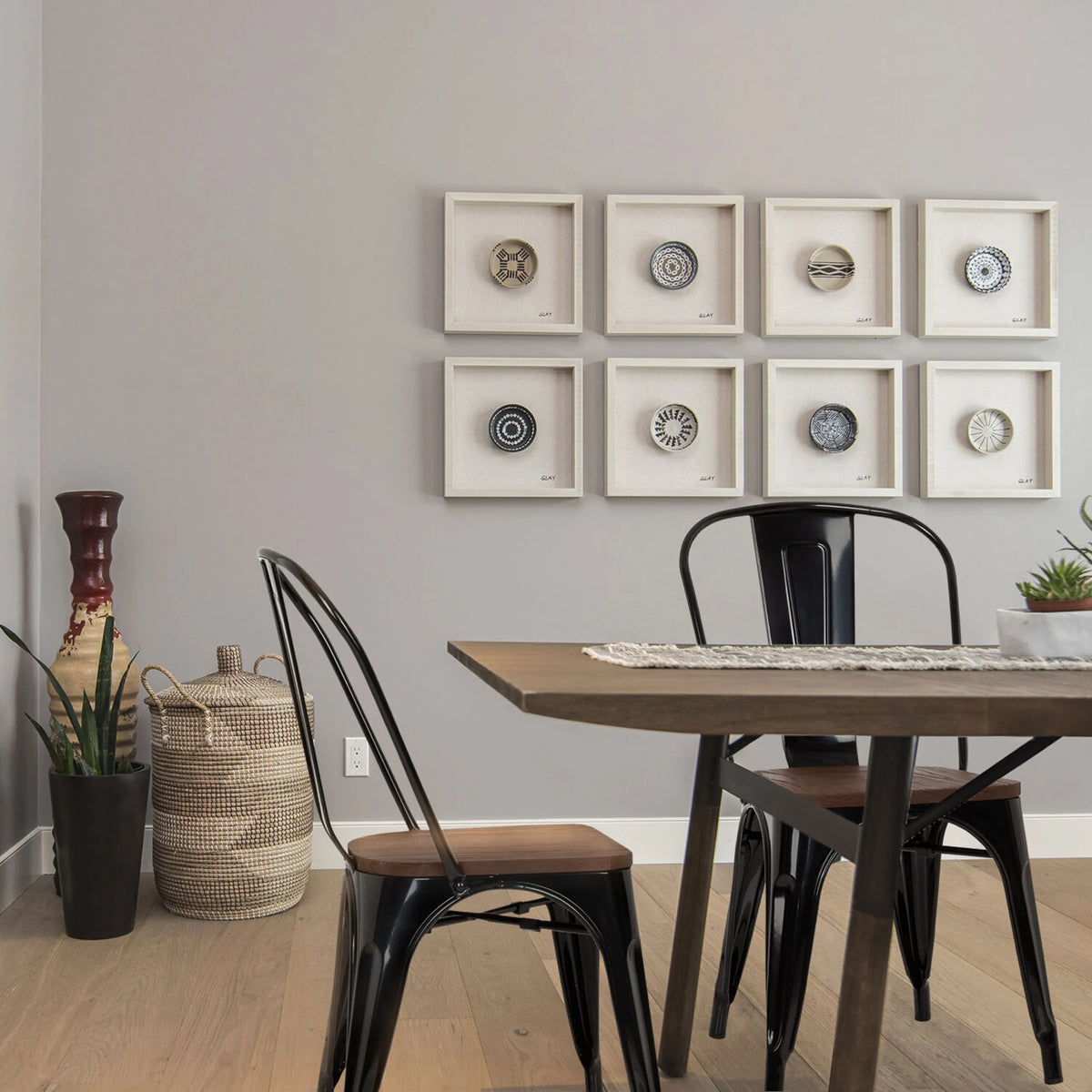 Chaises de bistrot noires VANTAGGIO COMFORT W avec assise en bois à une table à manger de hjh OFFICE