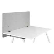 Cloison de table FLEXMIUT D 120 aspect gris clair chiné sur un bureau blanc de hjh OFFICE