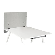 Cloison de table FLEXMIUT D SIDE gris clair sur un bureau blanc de hjh OFFICE