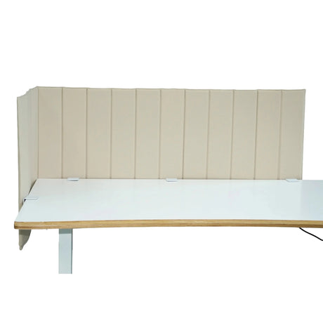 Cloison de table beige FLEXMIUT ROLL avec surpiqûres verticales sur un bureau blanc de hjh OFFICE