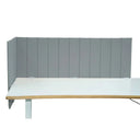 Cloison de table FLEXMIUT ROLL gris clair avec surpiqûres verticales sur un bureau blanc de hjh OFFICE