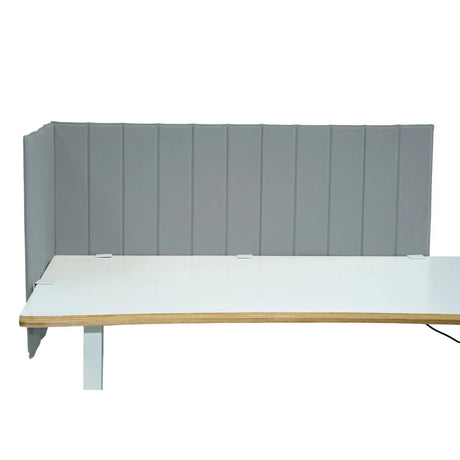 Cloison de table FLEXMIUT ROLL gris clair avec surpiqûres verticales sur un bureau blanc de hjh OFFICE