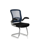 Chaises cantilever FLYER PRO V avec dossier en maille bleue, assise et accoudoirs noirs de hjh OFFICE