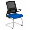 Chaises cantilever INVENTOR V avec housse de siège bleue, dossier en maille noire et cadre chromé de hjh OFFICE