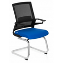 Chaises cantilever INVENTOR V avec housse de siège bleue, dossier en maille noire et cadre chromé de hjh OFFICE