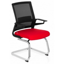 Chaises cantilever INVENTOR V avec dossier en maille noire, assise rouge et structure chromée de hjh OFFICE