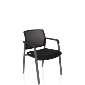 Chaise à quatre pieds MEET noire avec dossier en maille et accoudoirs de hjh OFFICE