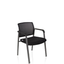 Chaise à quatre pieds MEET noire avec dossier en maille et accoudoirs de hjh OFFICE