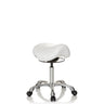 Tabouret de selle ORTHO SIT blanc avec piètement en étoile chromé et cinq roulettes de hjh OFFICE