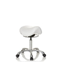 Tabouret de selle ORTHO SIT blanc avec piètement en étoile chromé et cinq roulettes de hjh OFFICE