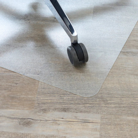 Tapis de sol transparent PUNOMAT pour sols durs avec une roulette d'un siège de bureau de Kottig