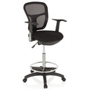 Chaise de comptoir TOP WORK 108 noire avec dossier en maille, repose-pieds et base à roulettes de hjh OFFICE