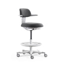 Chaise de travail TOP WORK 40 W avec revêtement gris foncé, structure blanche et repose-pieds sur roulettes de hjh OFFICE