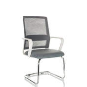 Chaises cantilever VISITER W grise avec dossier en maille et structure chromée de hjh OFFICE